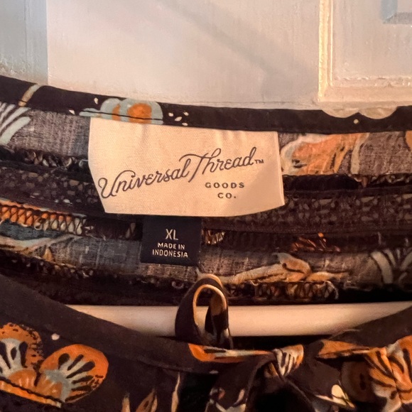 Universal Thread XL Navy Floral Blouse - Picture 4 of 4